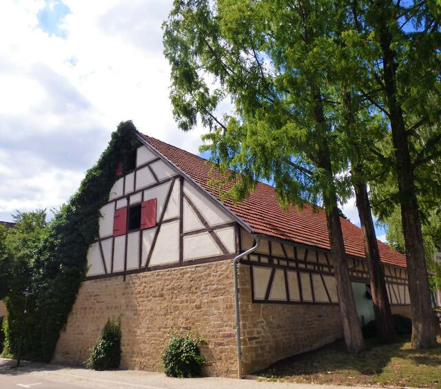 Ein schönes Gebäude am Ortsende