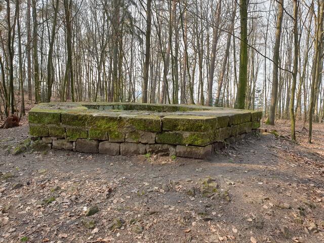 Fundament des Sechseckturm am Limes in Gleichen