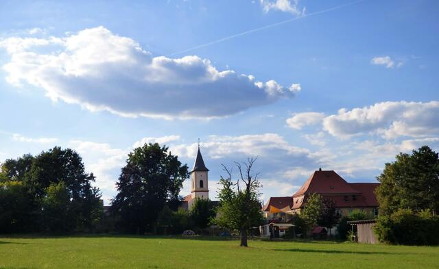 Der Kirchturm grüßt schon von weitem - vom Ortsrand Richtung Zimmerhof