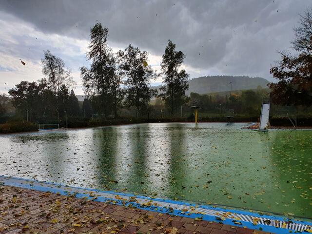 Freibad im Herbst