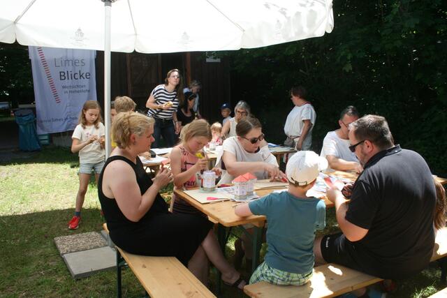 Kinder basteln den Sechseckturm bei am Limes grenzenlos an der Römerturmhütte in Gleichen