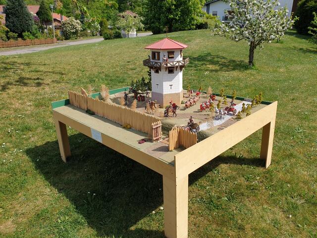 Diorama des Sechseckturmes mit Palisaden, Wall und Graben