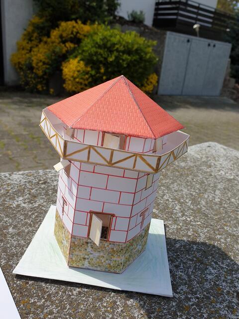 Der Sechseckturm im Maßstab 1:100