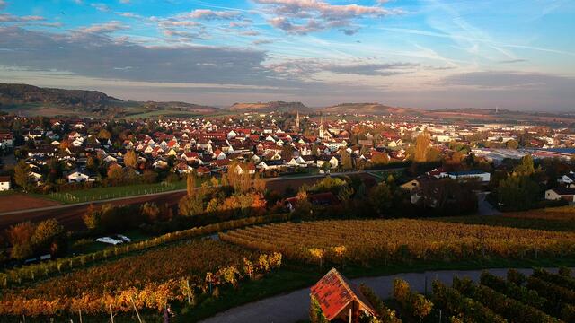 Pfedelbach bei Sonnenaufgang, Blick zum Lindel-Gol-Verrenberg