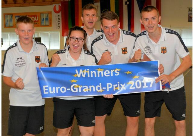 Steffen Melzer (Mitte) wurde mit seinen Teamkollegen im im U16 Mannschaftswettbewerb auf Sommerbahnen Europameister