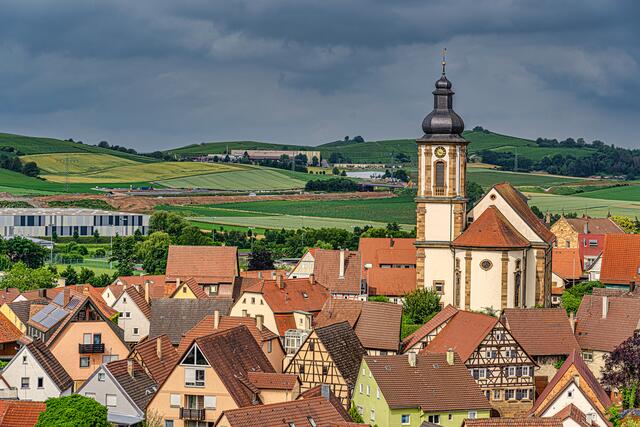 Erlenbaches Kirche mit dem kleinen Stiftsberg im Hintergrund