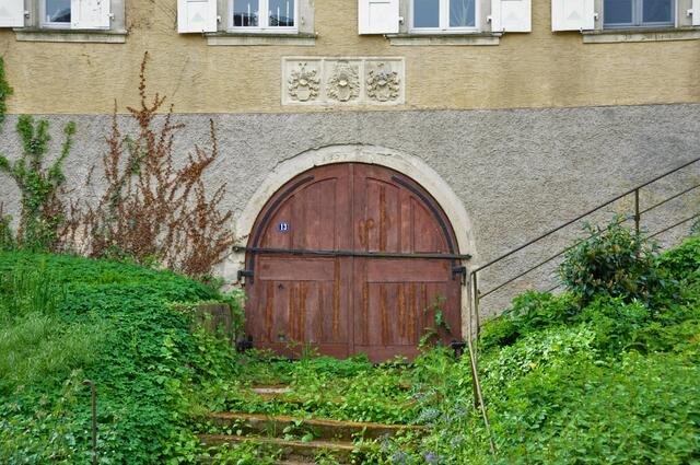 Wappenstein vom Herrenhaus mit Kellertüre