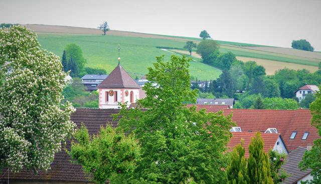 Blick zur Ev. Kirche