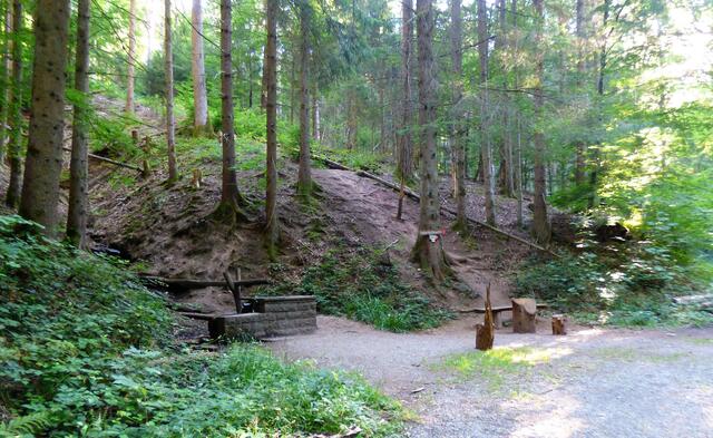 Vorbei an diesem Brunnen führt der Pfad in die Tobelschlucht hinein.