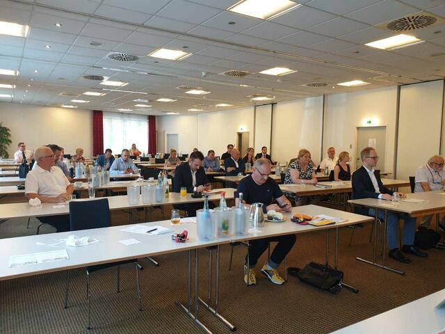 Die Delegierten des Bezirksparteitags-Sitzungordnung streng nach Corona-Regeln