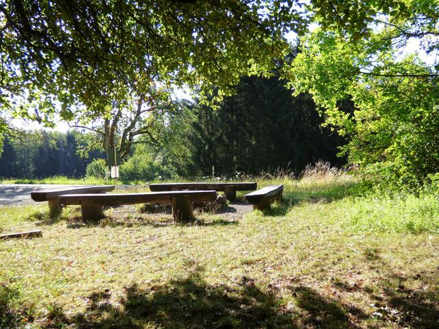 Der kleine Rastplatz hat sogar eine Grillstelle und im Schatten eine weitere Bank.