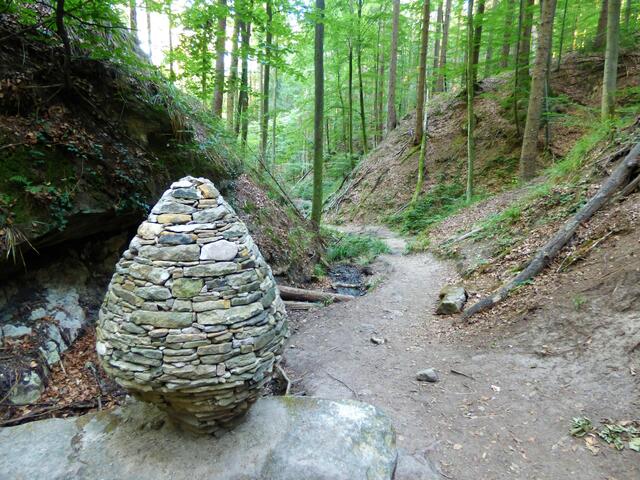 Das Steinzapfen-Kunstwerk von Klaus Waldbüßer.