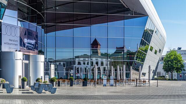 Audi Forum mit Spiegelung