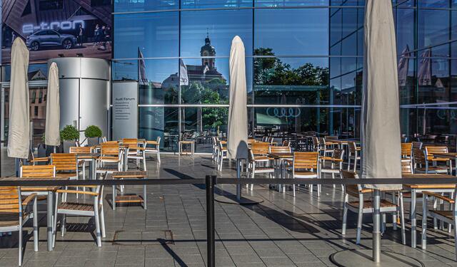 Audi Forum mit Spiegelung