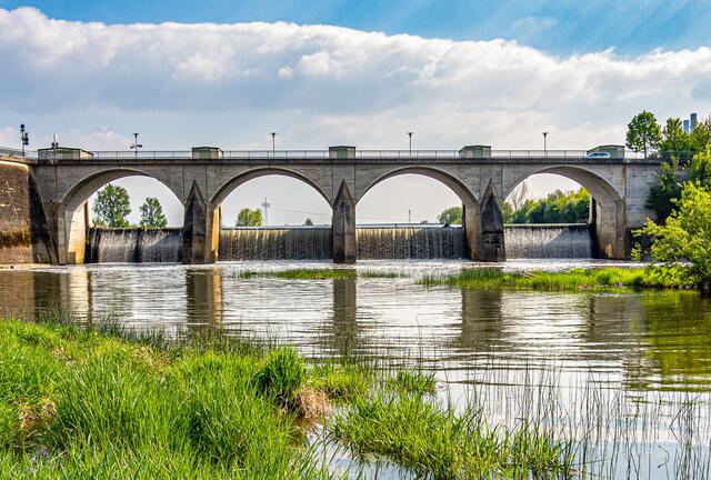 Über die Wehrbrücke nach Neckarsulm.