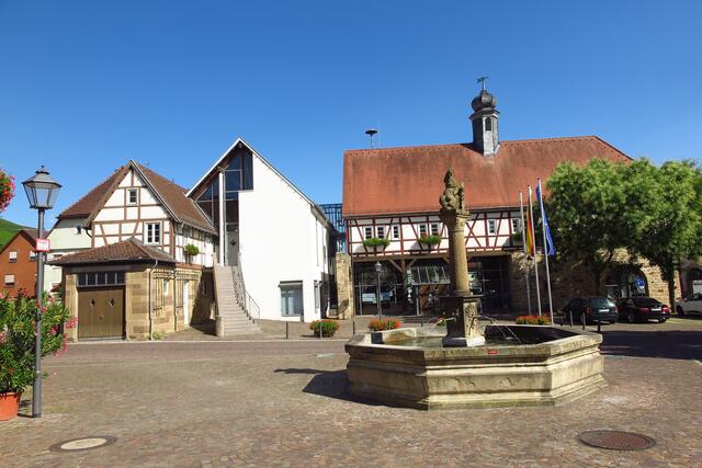 Rathaus mit Brunnen