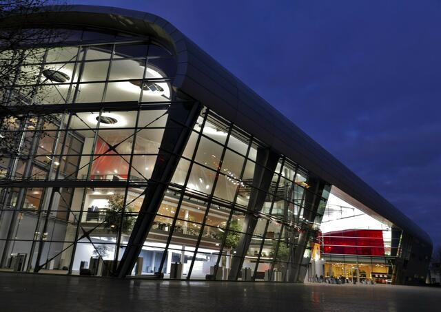 Audi-Forum bei Nacht