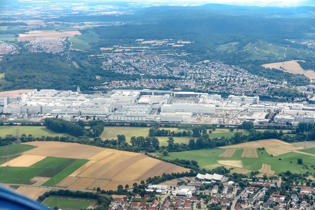 Neckarsulm mit seinen Ortsteilen. Amorbach links, Obereisesheim vorne und Dahenfeld im Hintergrund.