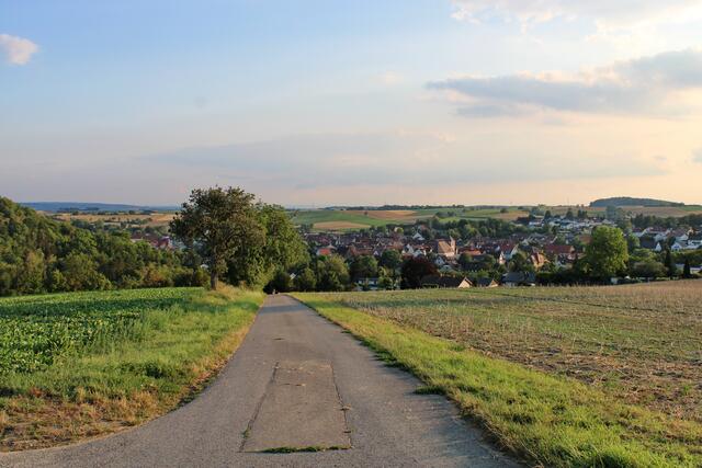 Asphalt im Feld