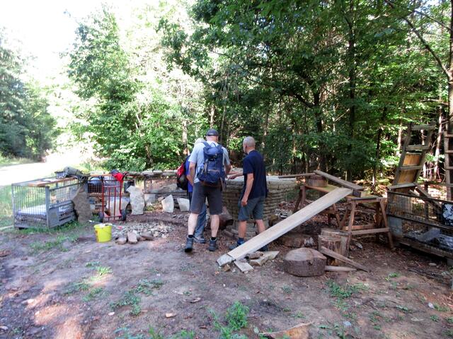 Schön, die Fortschritte zu sehen und Respekt vor der Arbeit... über die Rampe werden die schweren Steine hoch gerollt. Klaus Waldbüßer nimmt sich immer wieder Zeit um die Arbeitsweise zu erklären.