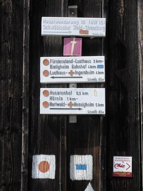 Wunderschöne Alte Schilder des Albvereins beschreiben vieles, was die Wanderer bei dieser Tour gesehen haben.