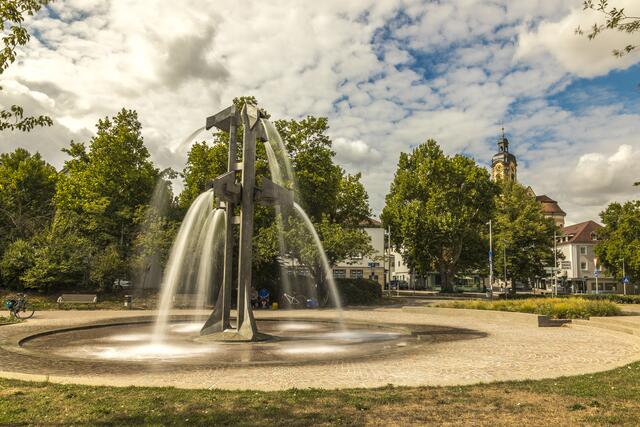 Stadtpark mit Brunnen und Blick auf die St. Dionysius-Kirche