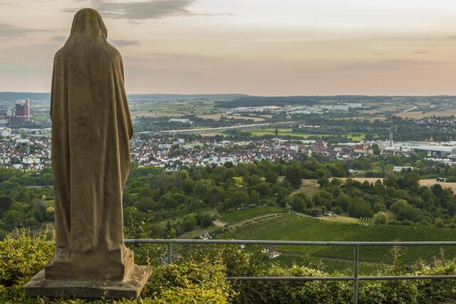Hoch über Neckarsulm auf dem Scheuerberg wacht die Madonna