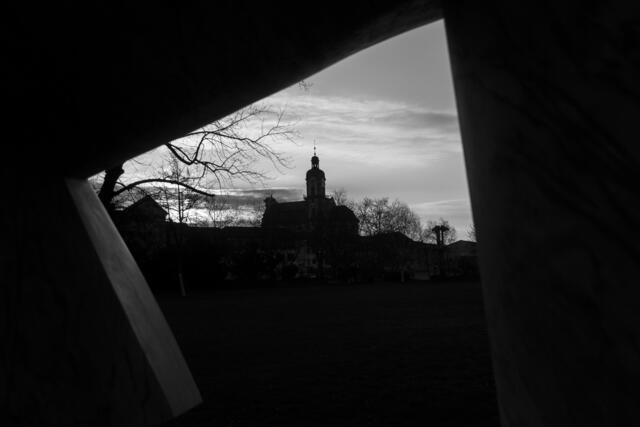 Kirche und Kunst - St. Dionysius Kirche und Skulptur im Stadtpark