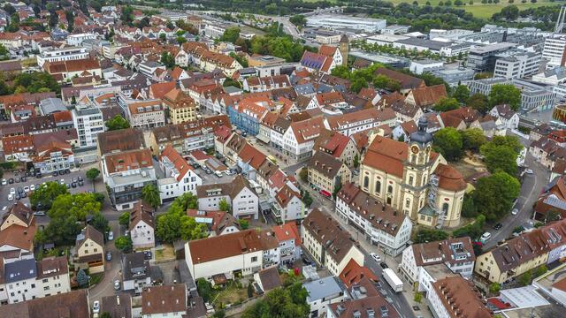 Ortskern mit St. Dionysius-Kirche, Turm Zweiradmuseum und Rathaus