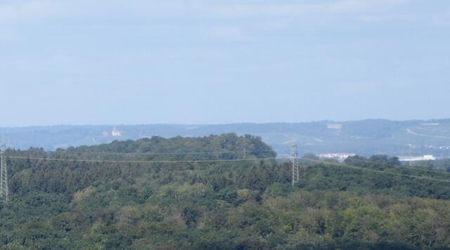 Hier im Zoom, links im Bild die ehemalige Burg über Stockheim, heute als Renaissanceschloss wieder aufgebaut und seit 2007 in Besitz der Familie Layher.
