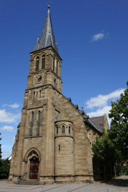 die evangelische Kirche durfte nicht innerhalb der Stadtmauer gebaut werden