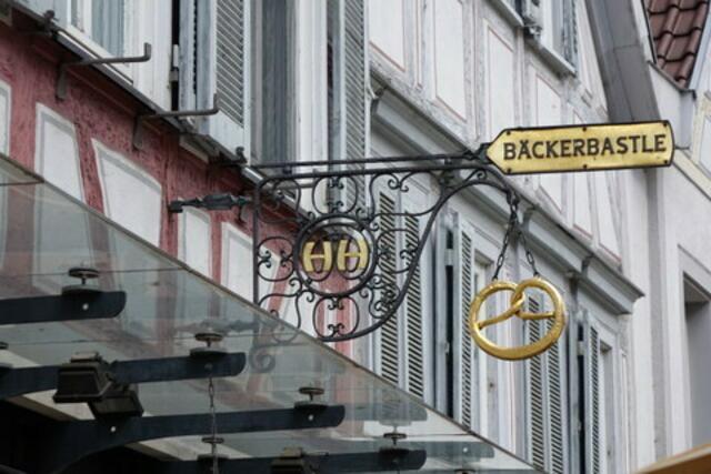altes Bäckereischild in der Innenstadt