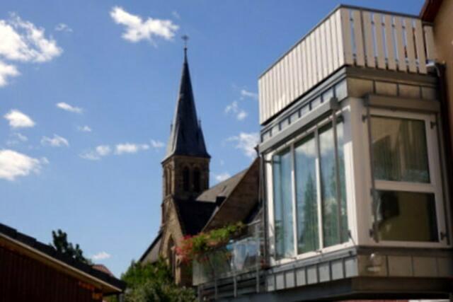 Kirchturm  von der Rathausstraße aus gesehen