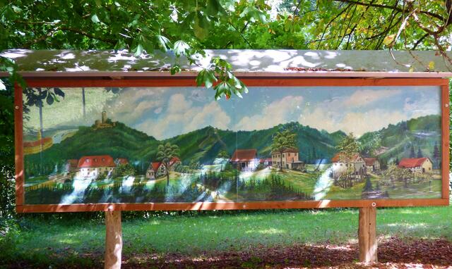 Dieses Panoramabild zeigt die schöne Landschaft in der es steht. Aber es hat natürlich einen ganz besonderen Platz und steht in der Nähe eines hübsch renovierten Gebäudes mit tollem Garten. --- 8. Buchstabe des renovierten Gebäudes.....