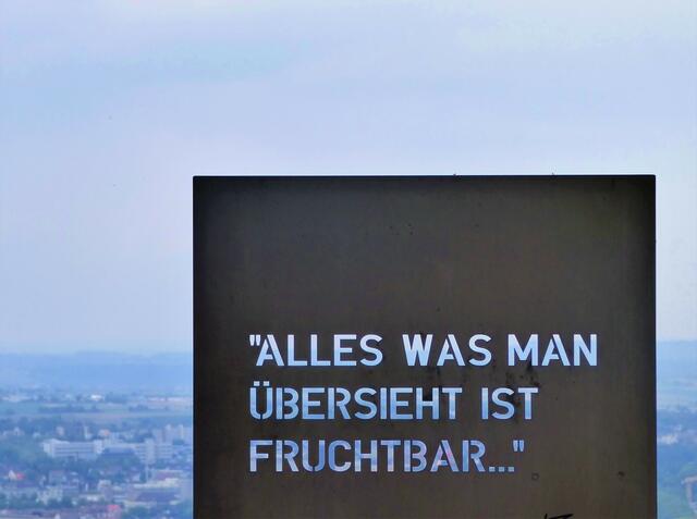 Wo ist wohl diese Tafel mit dem schönen Spruch zu finden? Eigentlich nicht zu übersehen..... 6. Buchstabe des Ortes / Platzes, an dem die Tafel zu finden ist.....