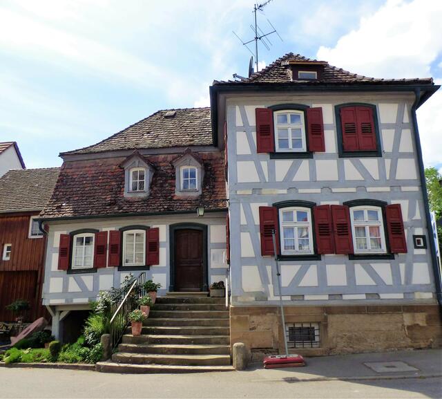Wer kann etwas über dieses schöne Fachwerkgebäude erzählen - wie es heißt und welchem Zweck es gedient hat? Und natürlich, in welchem Ort wir es finden.....7. Buchstabe des Ortes / Gemeinde / Stadt