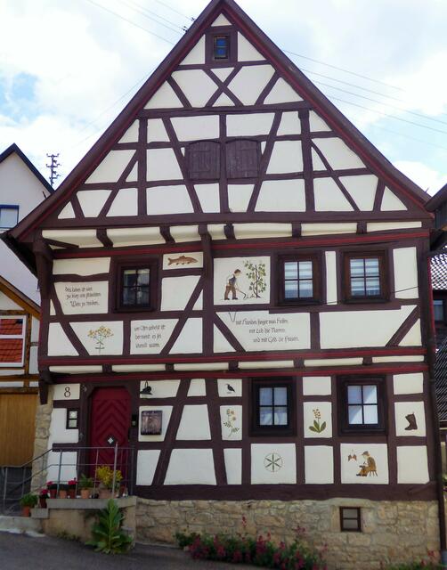 Dieses schöne Fachwerkhaus ist ein kleines Schmuckstück. In welchem Ort kann man über die schlauen Sprüche schmunzeln, die in den Kassetten zu lesen sind? --- 7. Buchstabe des Ortes.....