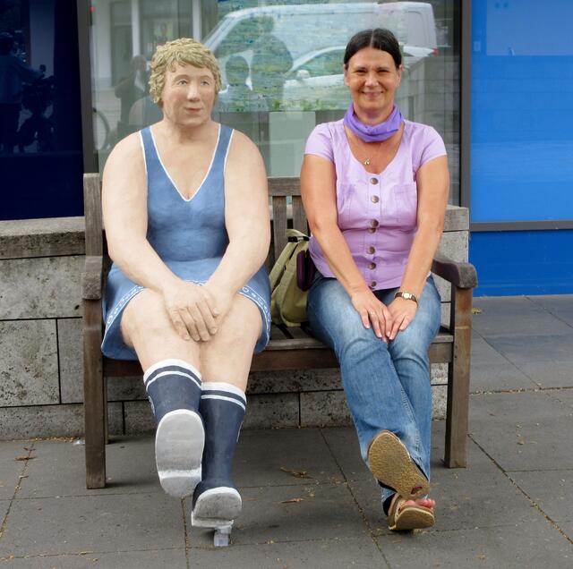 Claudia auf der Bank ... und Gaby