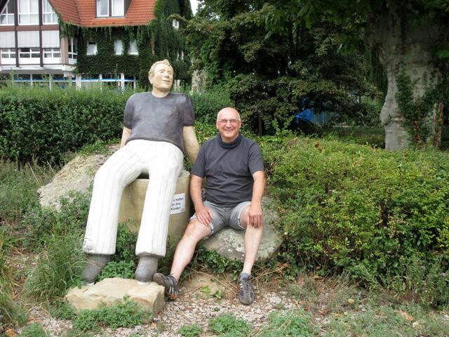 Sitzender Mann... nö, zwei.