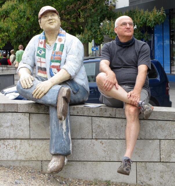 Das sind sie nun, die Fans, die die "Hausgeburt" bewundern... oder doch die Fußballspielerin?