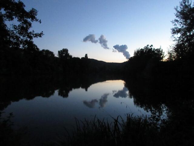 Auf dem Damm mit Blick zum geschützten Teil des Sees