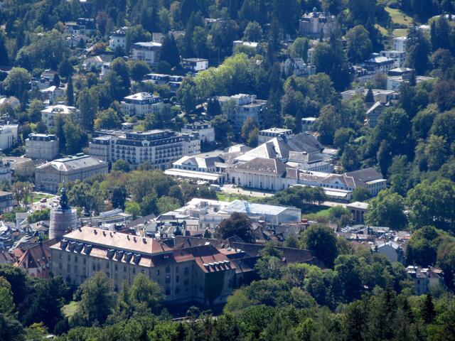 Blick hinunter nach Baden-Baden, deutlich zu erkennen, das Kurhaus.