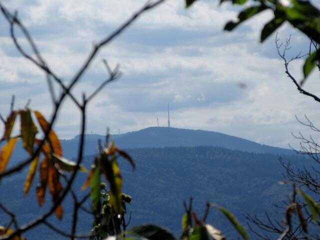 Auch den Funkturm und Windräder auf der Hornisgrinde, dem mit 1164 m höchsten Berg des Nordschwarzwaldes, kann man von hier oben sehen.