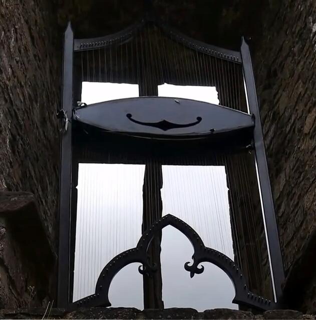Das Bild stammt aus diesem You-Tube Video. Da das Schloss eingerüstet ist und Bauzäune teilweise die Sicht versperrren, ist uns dieses Phänomen entgangen: https://www.youtube.com/watch?v=I112WZmJX6Y | Foto: aus Youtube