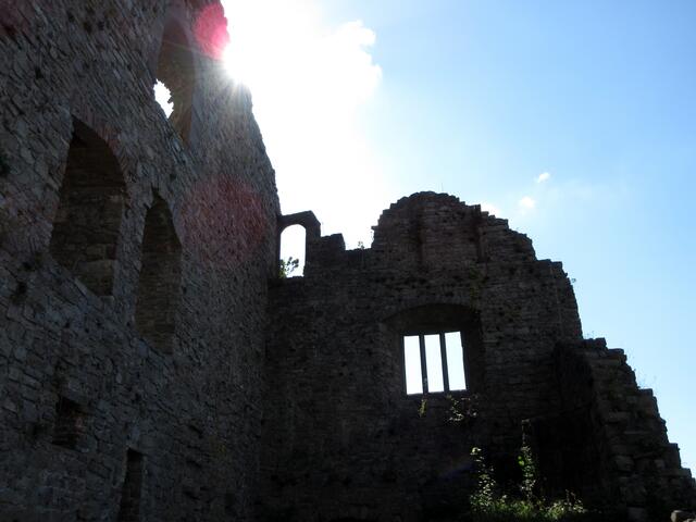 Mystisch wirkt das Schloss im Gegenlicht
