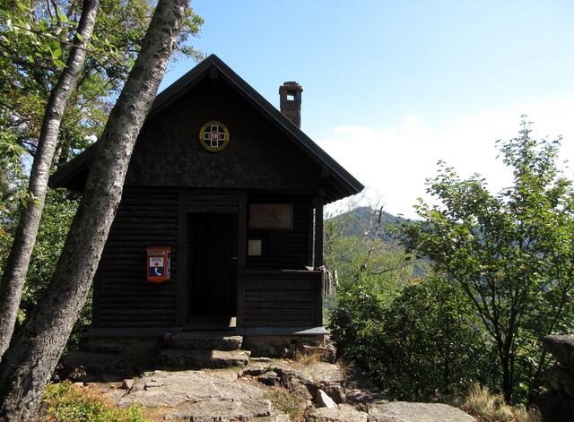 Auf den Felsen am Battert steht eine Hütte der Bergwacht.
