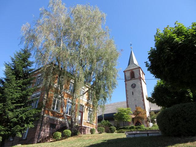 Kirche und ehemaliges Schul- und Rathaus in dem heute die Feuerwehr untergebracht ist.