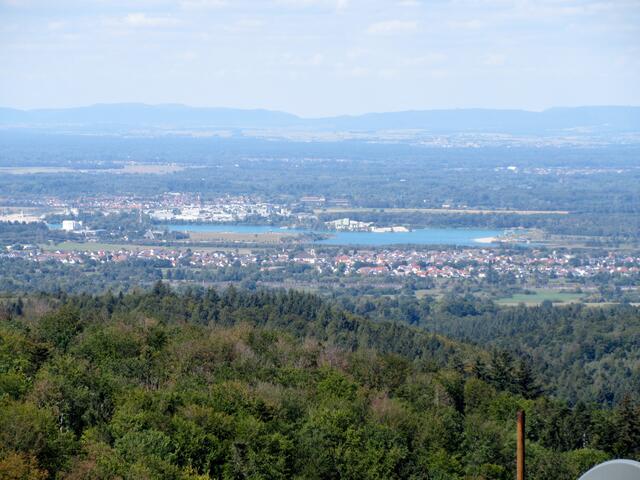 Der Kühlsee und dahinter Iffezheim, wobei man rechts im Bild die Rennbahn erkennt.