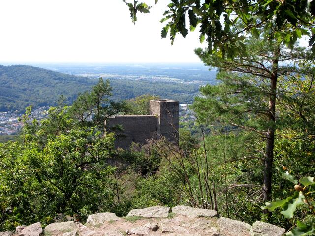 Von der Ritterplatte aus, der erste Blick auf das Alte Schloss Hohenbaden.