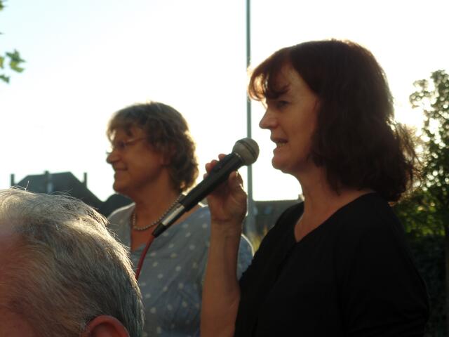 Andrea Barth und Ute Neuschwander (v.r.n.l.) erläutern die neue MGH-Konzeption unter Coronabedingungen.